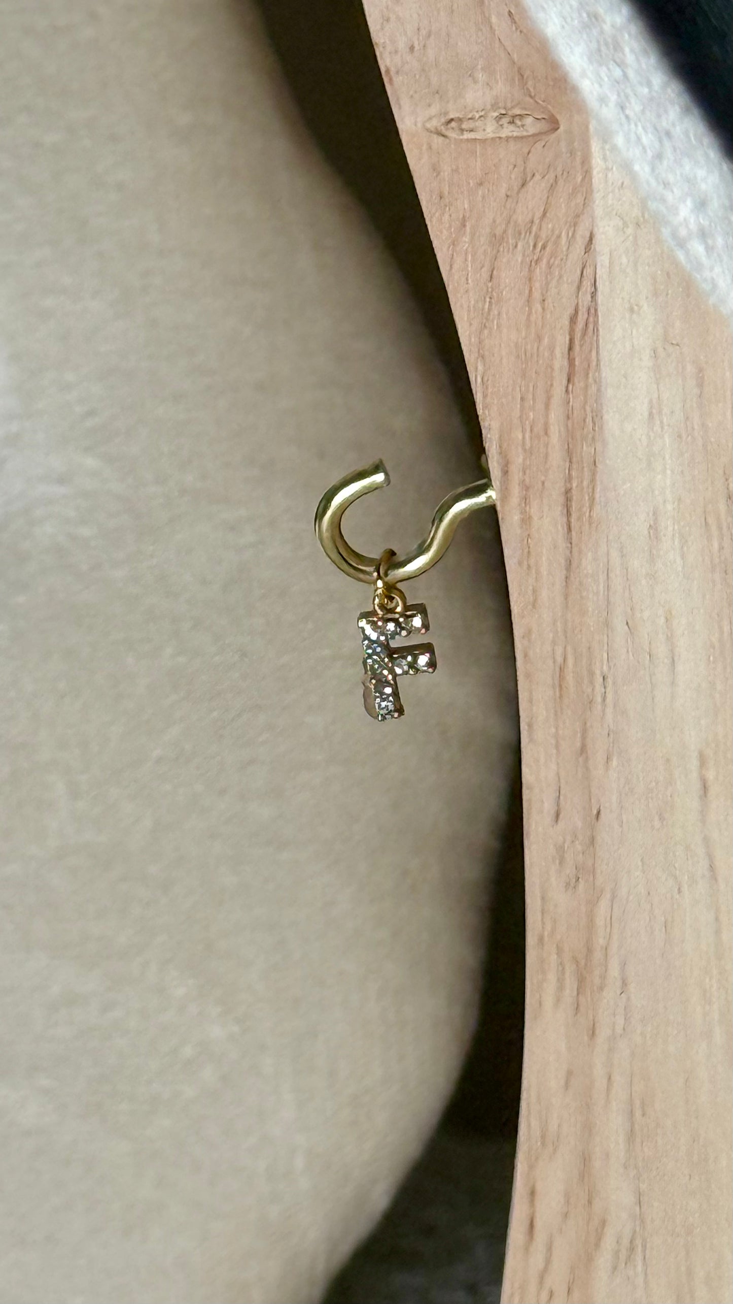 Charm lettre F strass