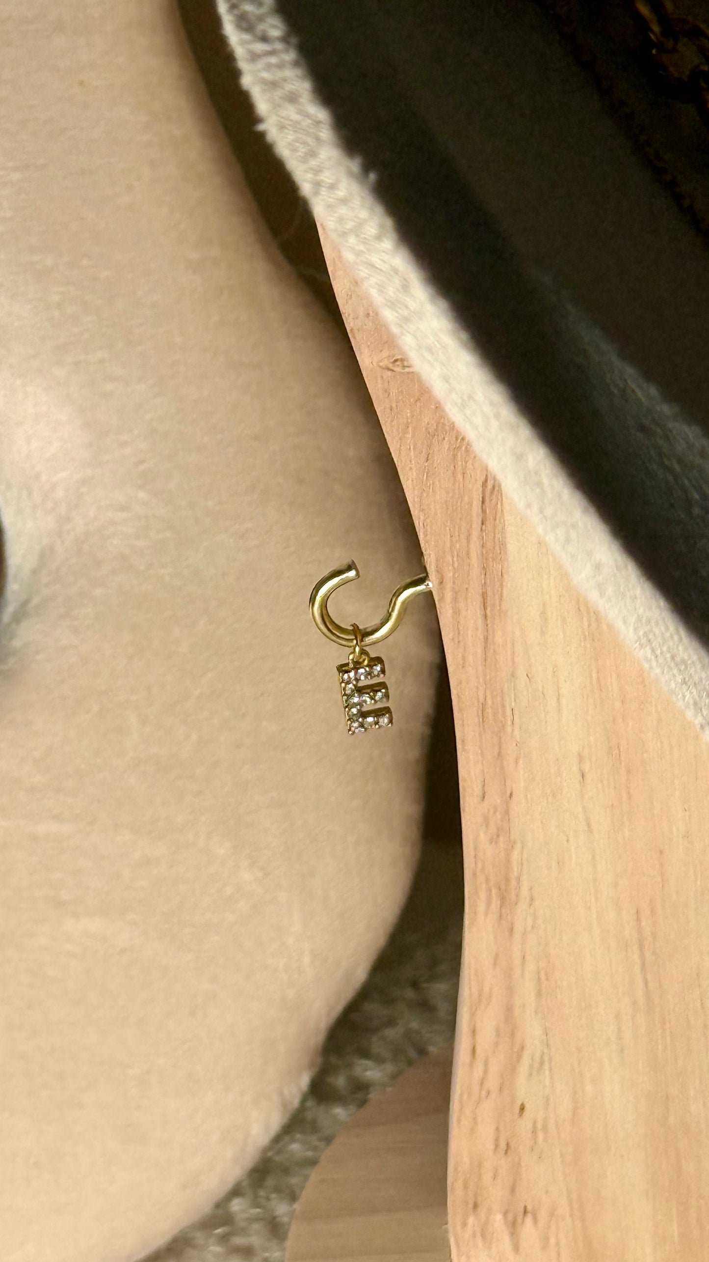 Charm lettre E strass