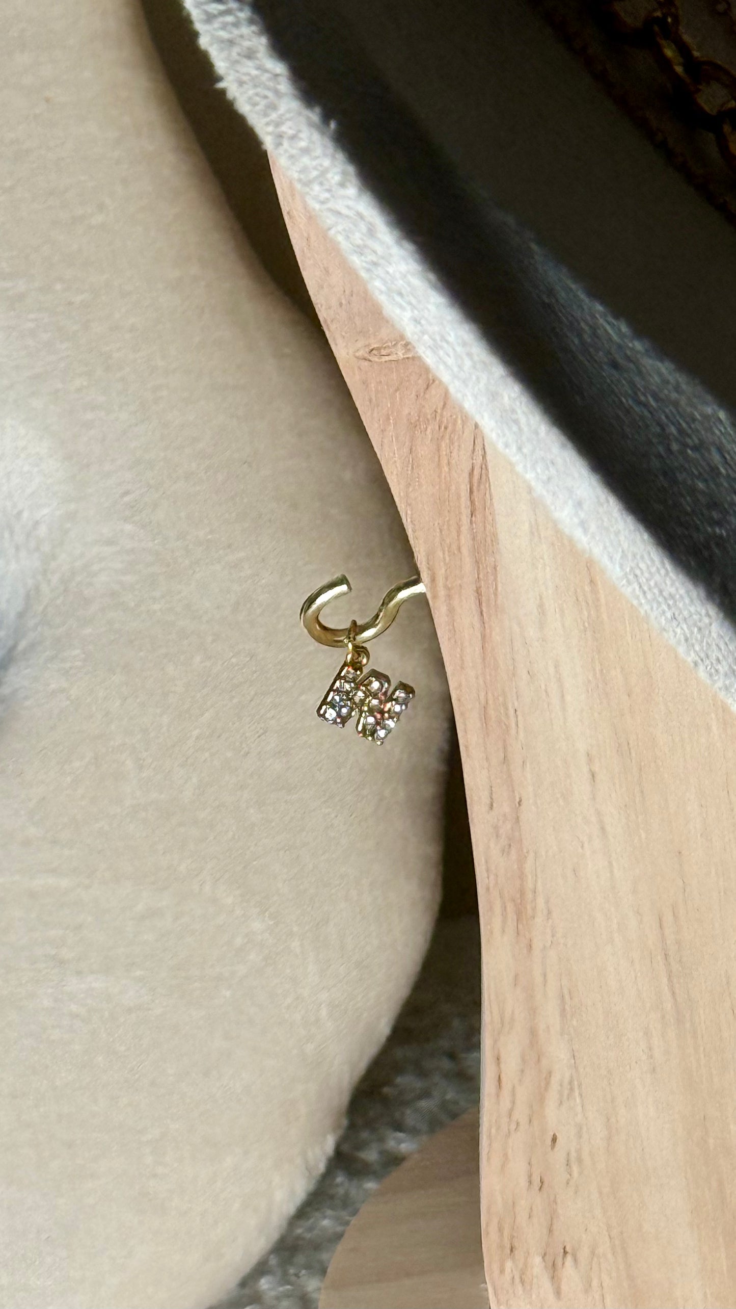 Charm lettre W strass