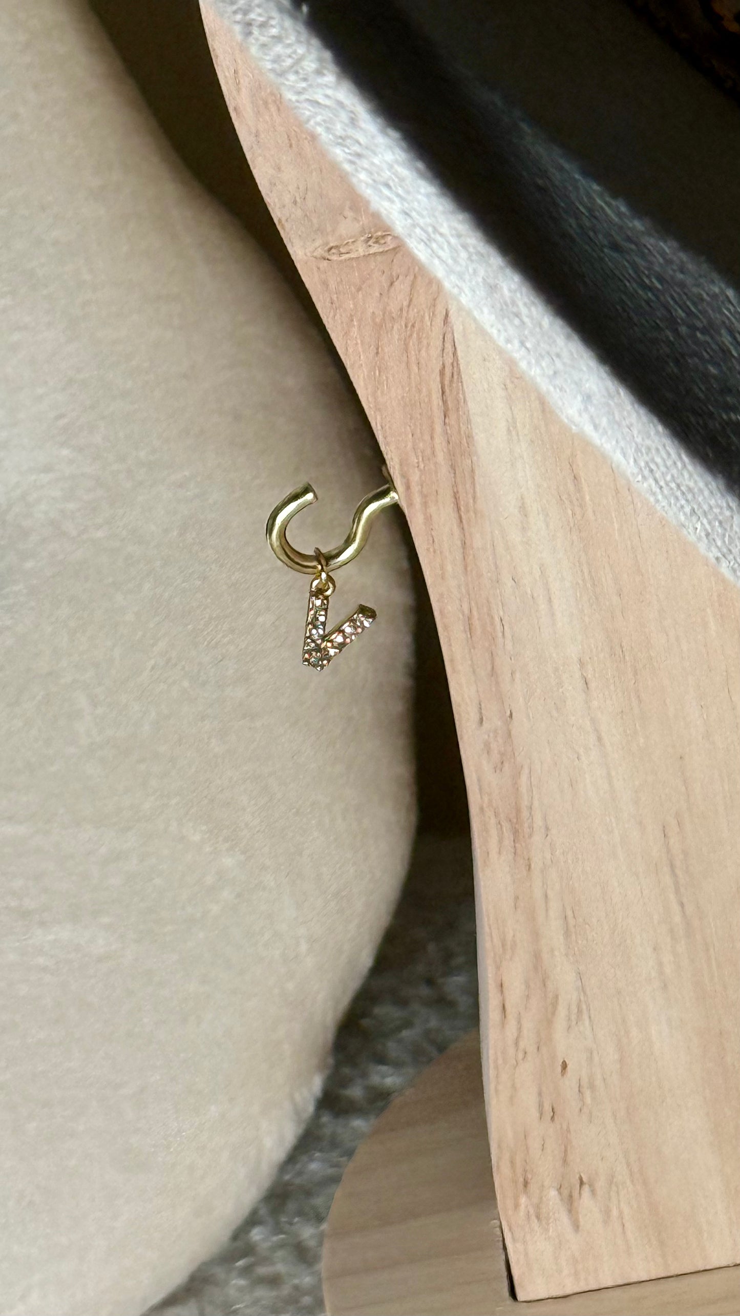 Charm lettre V strass