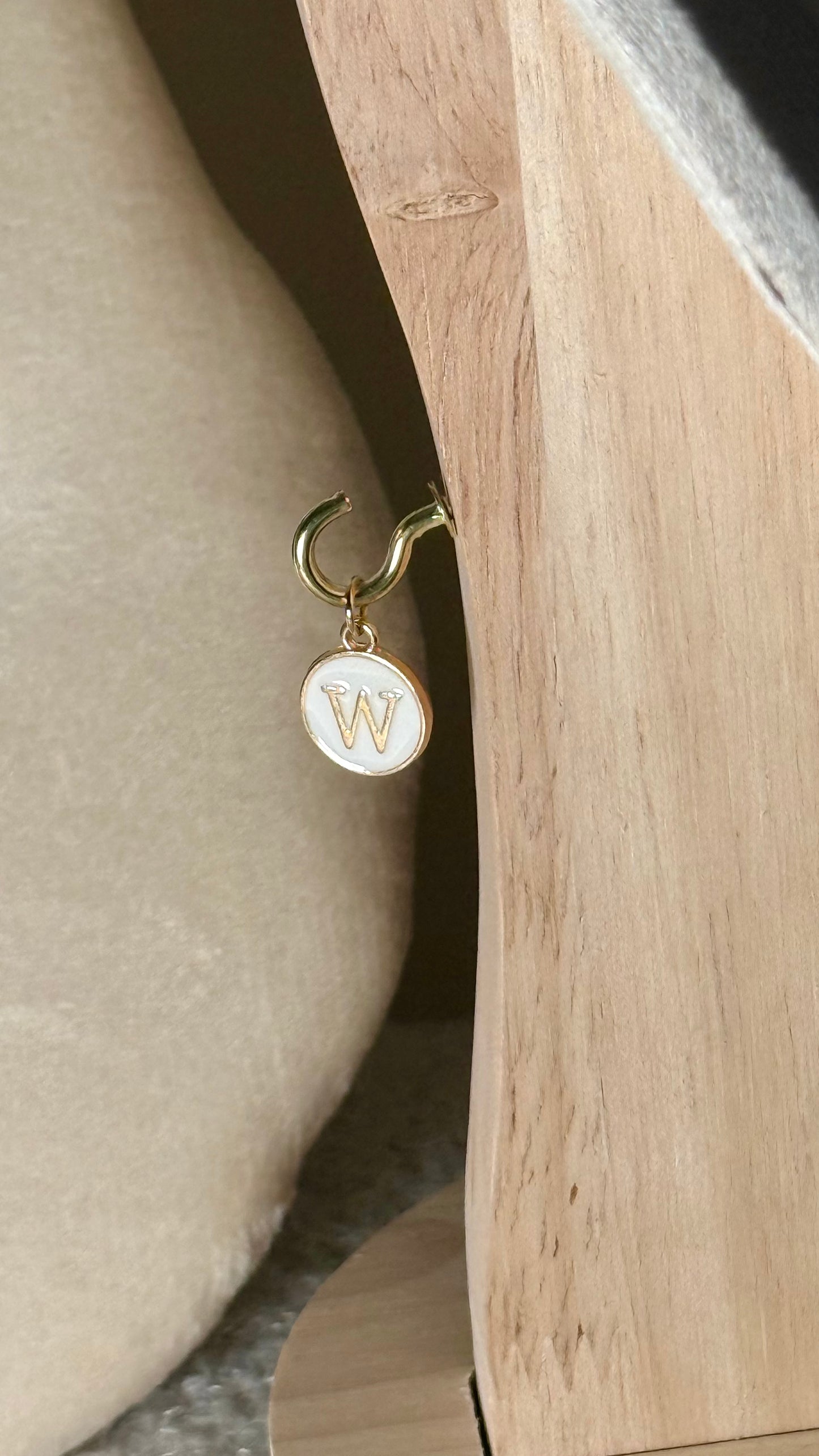 Charm lettre W