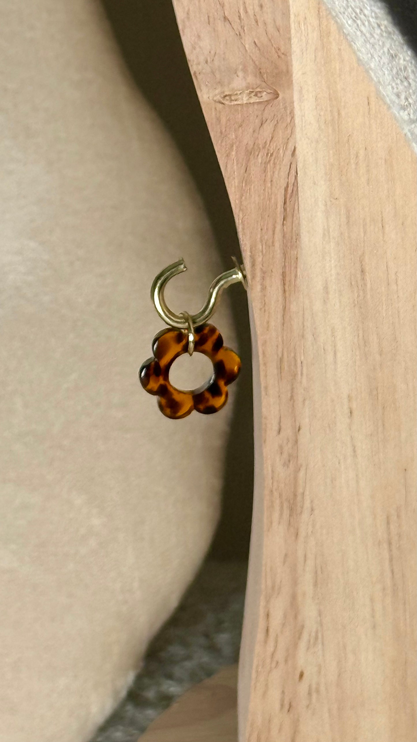Charm fleur marron