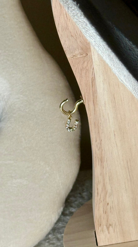 Charm lettre U strass