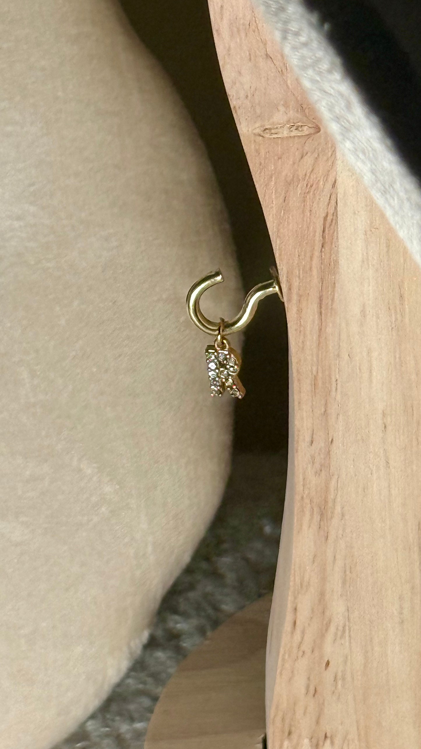 Charm lettre R strass