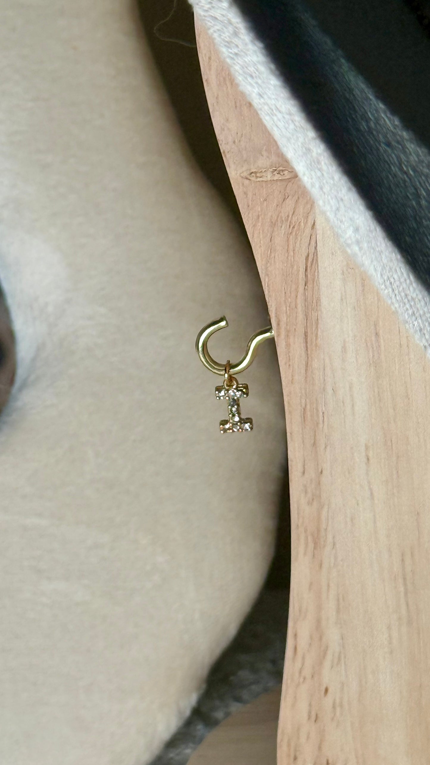 Charm lettre I strass