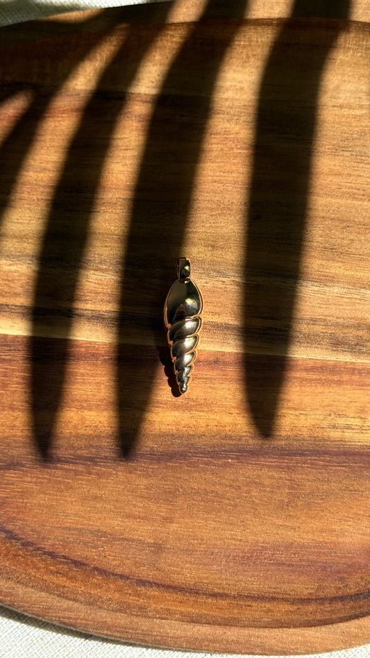 Charm coquillage torsadé