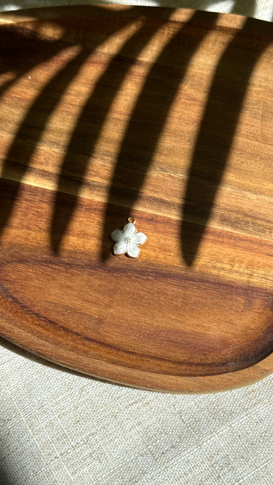 Charm fleur blanche