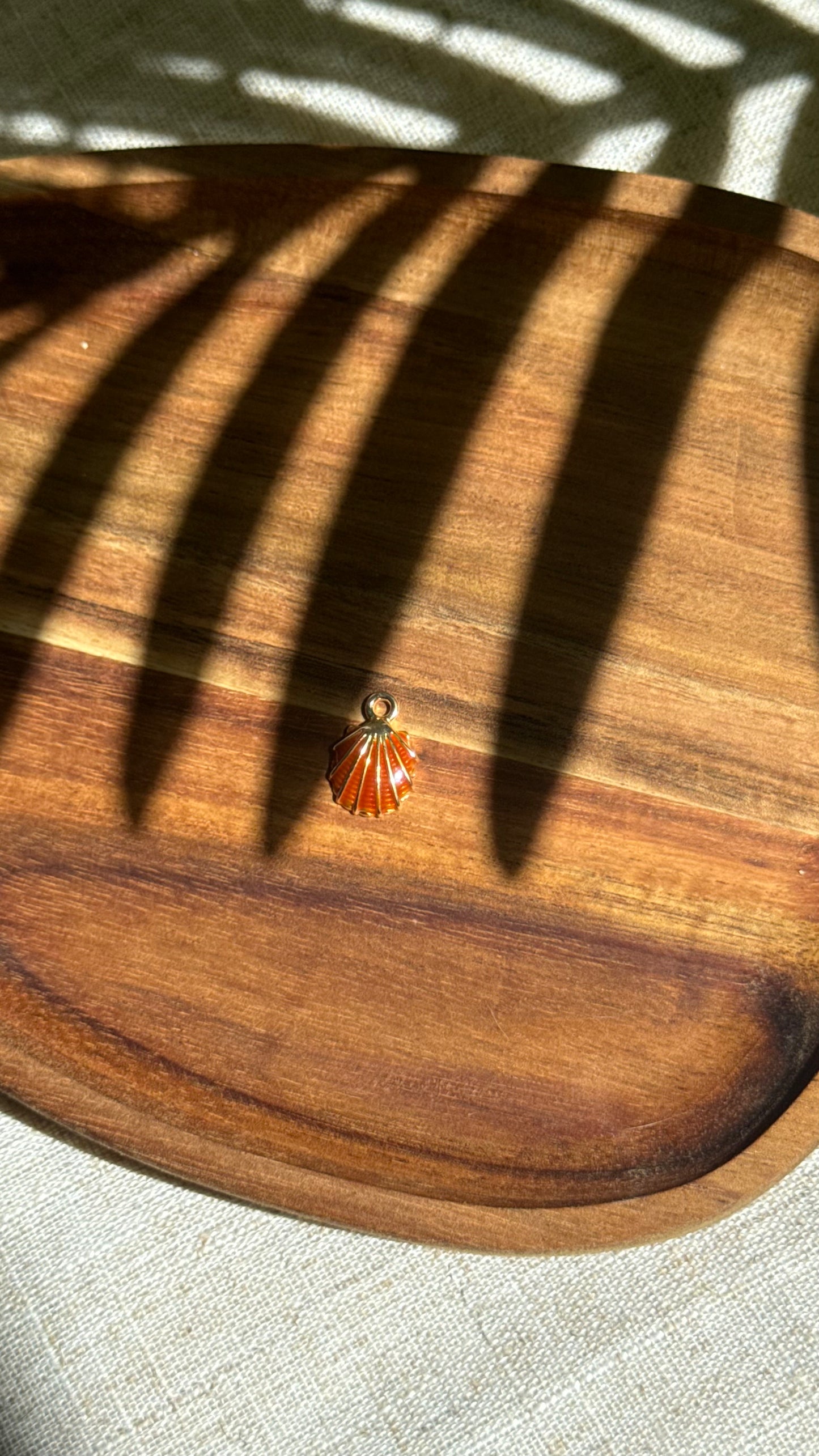 Charm petit coquillage orange