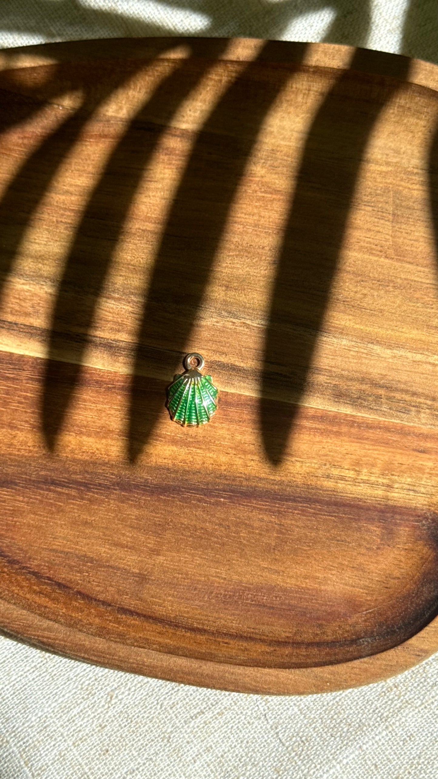 Charms petit coquillage vert