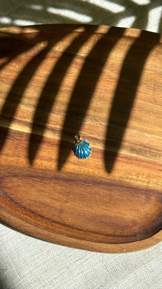Charm petit coquillage bleu